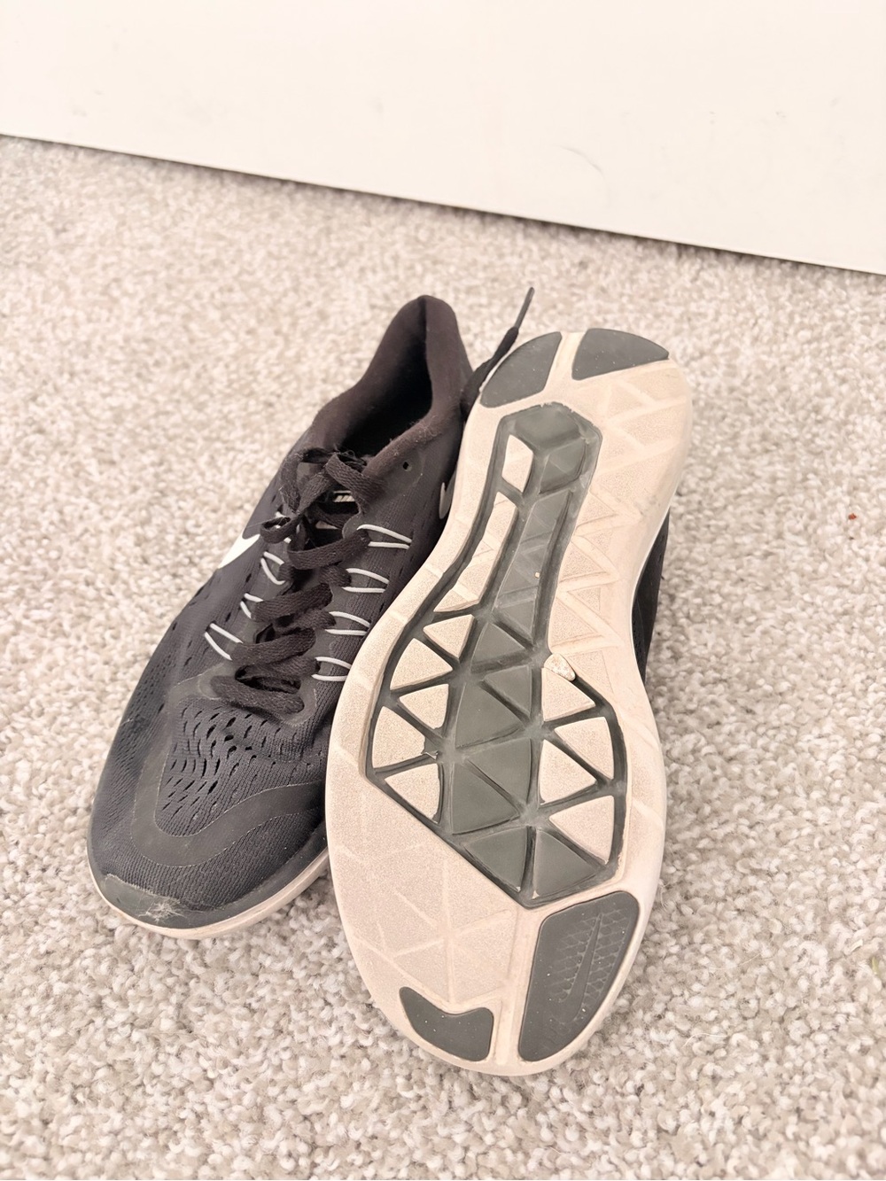 Nike Women's Black and White Athletic Running Shoes